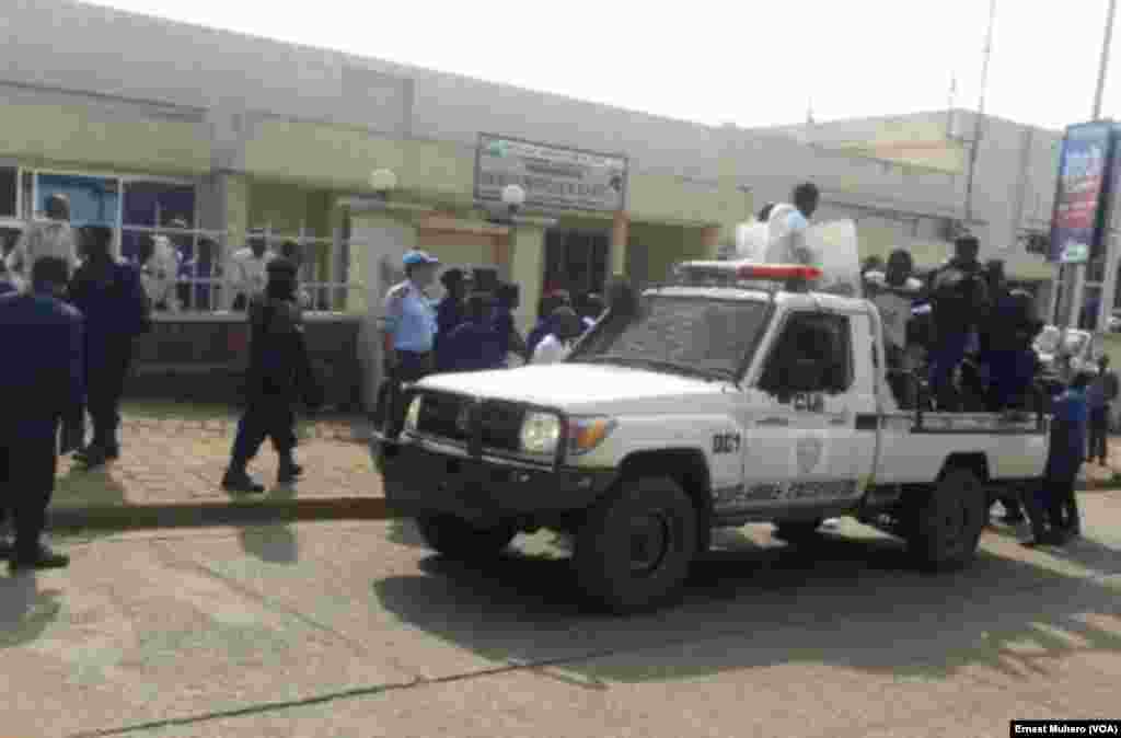 La police brutalise les manifestants devant le siège de l'Assemblée provinciale à Bukavu, dans le Sud-Kivu, RDC, 23 février 2016. VOA/Ernest Muhero