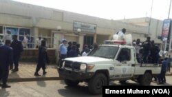 La police brutalise les manifestants devant le siège de l'Assemblée provinciale à Bukavu, dans le Sud-Kivu, RDC, 23 février 2016. VOA/Ernest Muhero