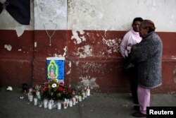 Fuera de la morgue de Ciudad de Guatemala, familiares de las víctimas del incendio de un albergue para niños abusados esperan los cuerpos de las víctimas. Marzo 9, 2017.