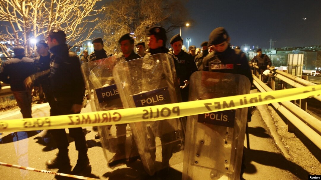 Polisi anti hurt hara mengamankan lokasi ledakan di Istanbul, Turki (1/12). 