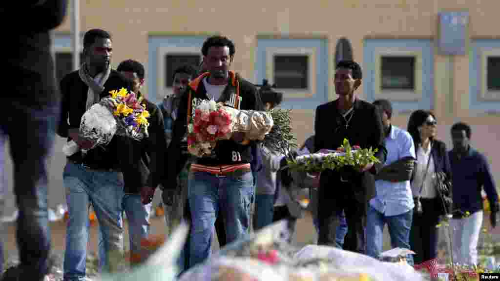 Des migrants prennent part au culte œcuménique organisé pour les 24 corps de migrants à l'hôpital Mater Dei de Tal-Qroqq, à la périphérie de Valletta, le 23 avril 2015.