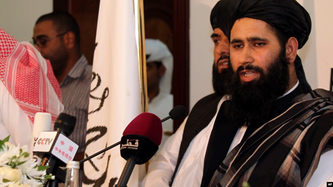 Perwakilan kelompok Taliban Afghanistan berbicara kepada media di Doha, Qatar (foto: dok). 
