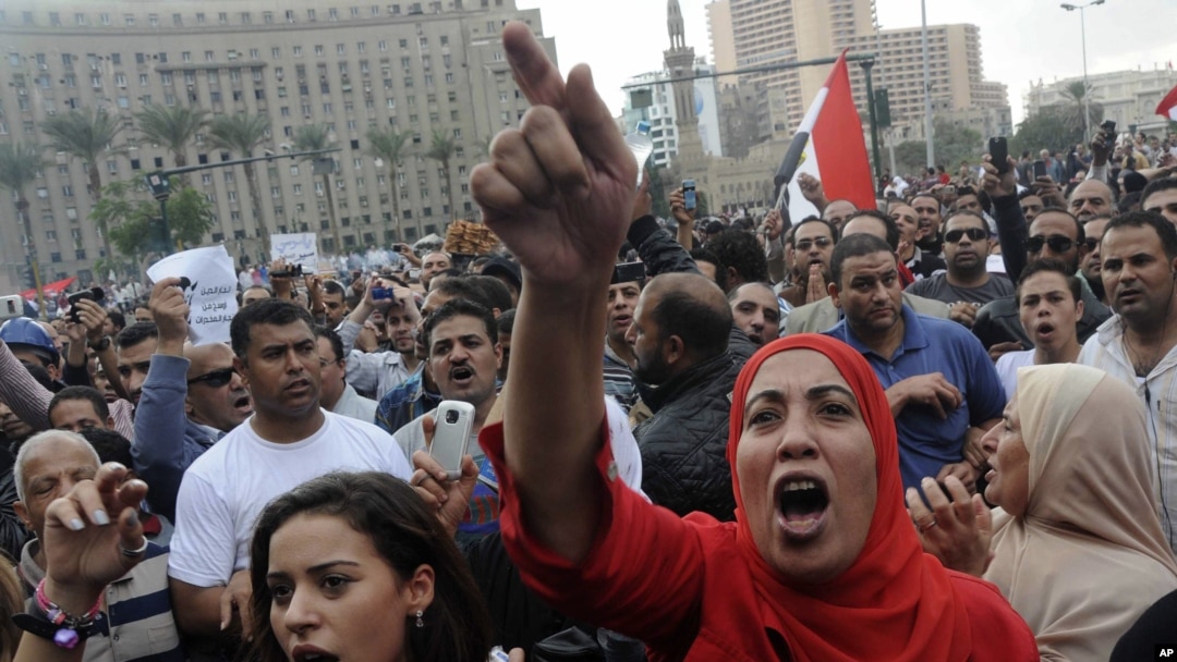 Abanyamisiri Bariko Biyamiriza Ingingo ya Prezida Mohamed Morsi y'Ukwiha Ububasha Burengeye