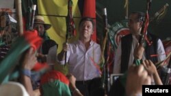 En esta foto, el presidente de Colombia, Juan Manuel Santos, se reunía con indígenas del departamento del Cauca que buscaban desterrar tanto a las FARC como al Ejército.