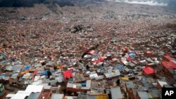 La Paz, la capital de Bolivia, vista desde El Alto, el viernes 18 de octubre de 2019. Los bolivianos tienen elecciones generales este domingo 20 de octubre, con el presidente Evo Morales optando a un cuarto mandato sin precedentes. AP/Jorge Sáenz.