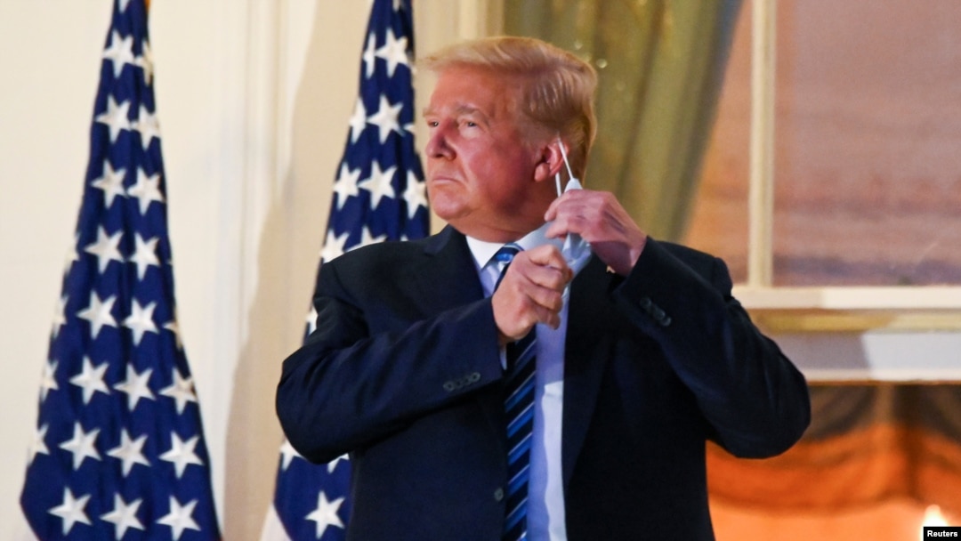 Ông Trump gỡ bỏ mask, bước ra balcony Tòa Bạch Ốc sau khi trở về từ bệnh viện Walter Reed.