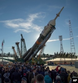 Ракету "Союз" встановлюють на пусковому майданчику, 9 жовтня 2018 року
