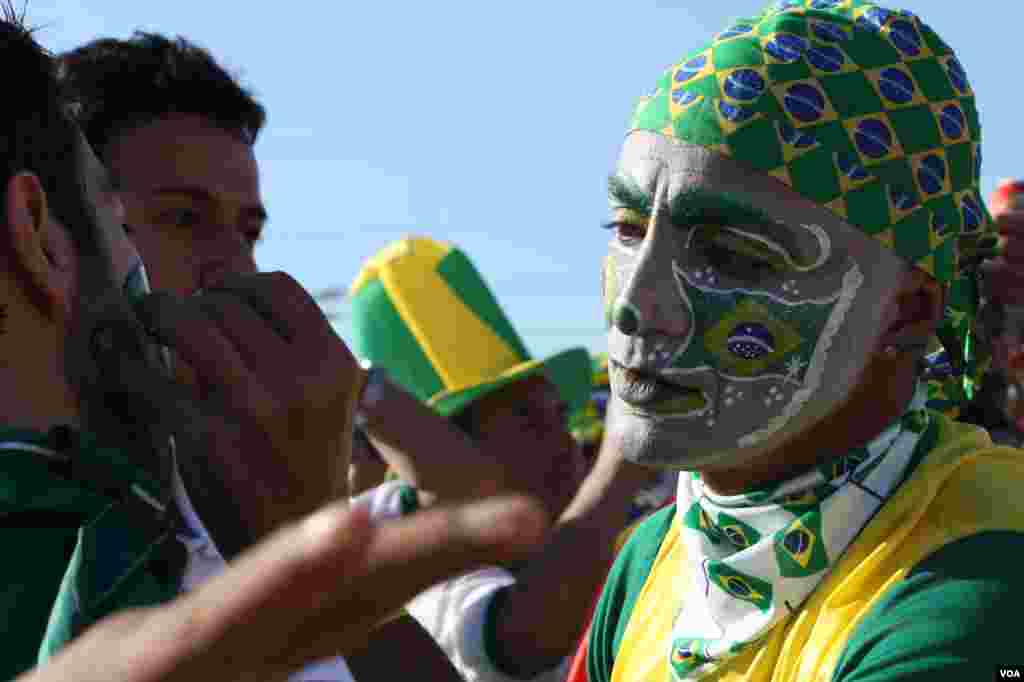 Para turis terkena demam Piala Dunia Brazil di São Paulo (13/6). (VOA/Gesell Tobias)