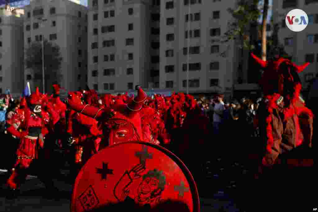 Miles de personas acudieron a las diversos actos, mayormente pacíficos, convocados por redes sociales en varias ciudades del mayor productor mundial de cobre.