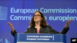 រូបឯកសារ៖ ស្នងការ​ពាណិជ្ជកម្ម​សហភាព​អឺរ៉ុប អ្នកស្រី Cecilia Malmström ថ្លែង​ក្នុង​ទីក្រុង ប៊្រុចសែល។ (AP)