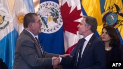 Президент Гватемалы Бернардо Аревало (слева) пожимает руку государственному секретарю США Энтони Блинкену во время встречи министров по вопросам миграции и защиты в Лос-Анджелесе 7 мая 2024 года.