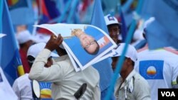 In this photo taken on June 2, 2017, supporters of the disbanded Cambodia National Rescue Party (CNRP) attend a campaign rally in Phnom Penh, Cambodia. (Hean Socheata/VOA)