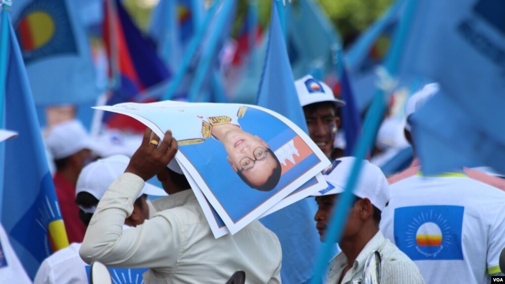 រូបឯកសារ៖ ក្រុមអ្នកគាំទ្រ​គណបក្ស​សង្គ្រោះជាតិ​កាន់​រូបថត​លោក សម រង្សុី​ នៅក្នុង​ការដង្ហែក្បួន​ឃោសនា​ថ្ងៃ​​ចុងក្រោយ​​ ក្នុង​រាជធានី​ភ្នំពេញ​ ថ្ងៃទី២ ​ខែ​មិថុនា​ ឆ្នាំ​២០១៧។ (ហ៊ាន សុជាតា/ VOA)