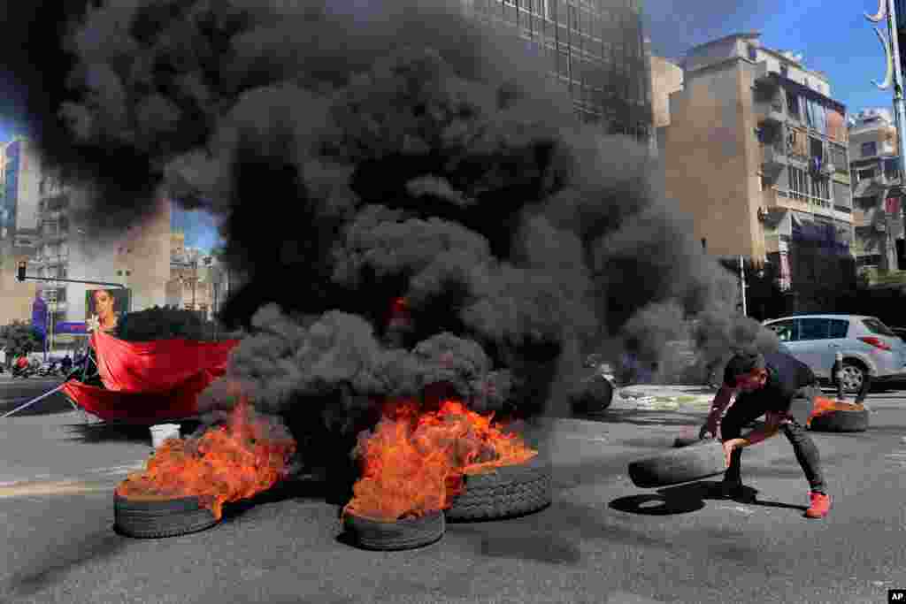 معترضان در اعتراض به سقوط ارز و افزایش قیمت‌ها در لبنان با آتش زدن لاستیک سعی در مسدود کردن یک جاده اصلی در بیروت را دارند.