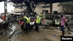 救援人员运走加纳首都一加油站爆炸的死难者尸体（2015年6月4日）