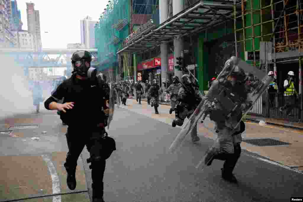 Algunos manifestantes lanzaron ladrillos a los agentes policiales e ignoraron las peticiones de que se marcharan antes de que los agentes emplearan gas lacrimógeno en la zona de Sham Shui Po, dijo la policía, el 11 de agosto de 2019.. 