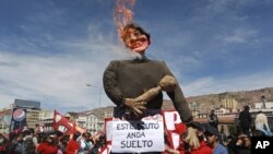En las manifestaciones se ha llegado a quemar una efigie del presidente de Bolivia, Evo Morales, y ahora reclaman revocar su mandato.