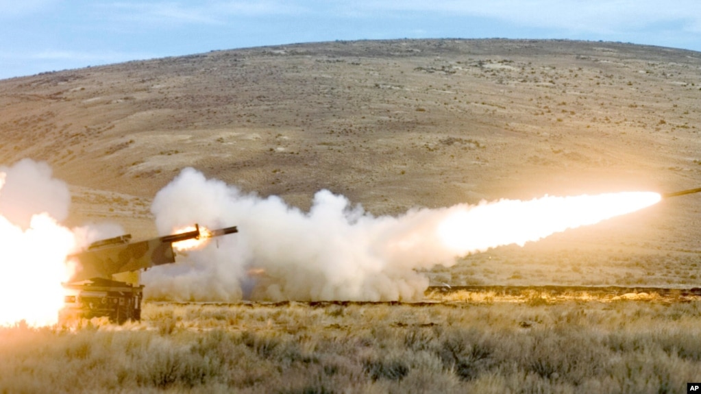 Hệ thống rốc két pháo binh cơ động cao (HIMARS), một trong ba loại vũ khí tiên tiến Mỹ sắp bán cho Đài Loan. (AP)