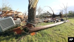 Escombros en el terreno donde estuvo una casa en Hamilton, Mississippi, después de una tormenta mortal el domingo 14 de abril de 2019. El área de Washington, D.C., está bajo alerta de clima severo el domingo por la noche hasta el lunes. (Foto AP / Jim Lytle)
