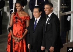 2011年1月美国总统奥巴马和夫人与中国主席胡锦涛出席白宫晚宴。