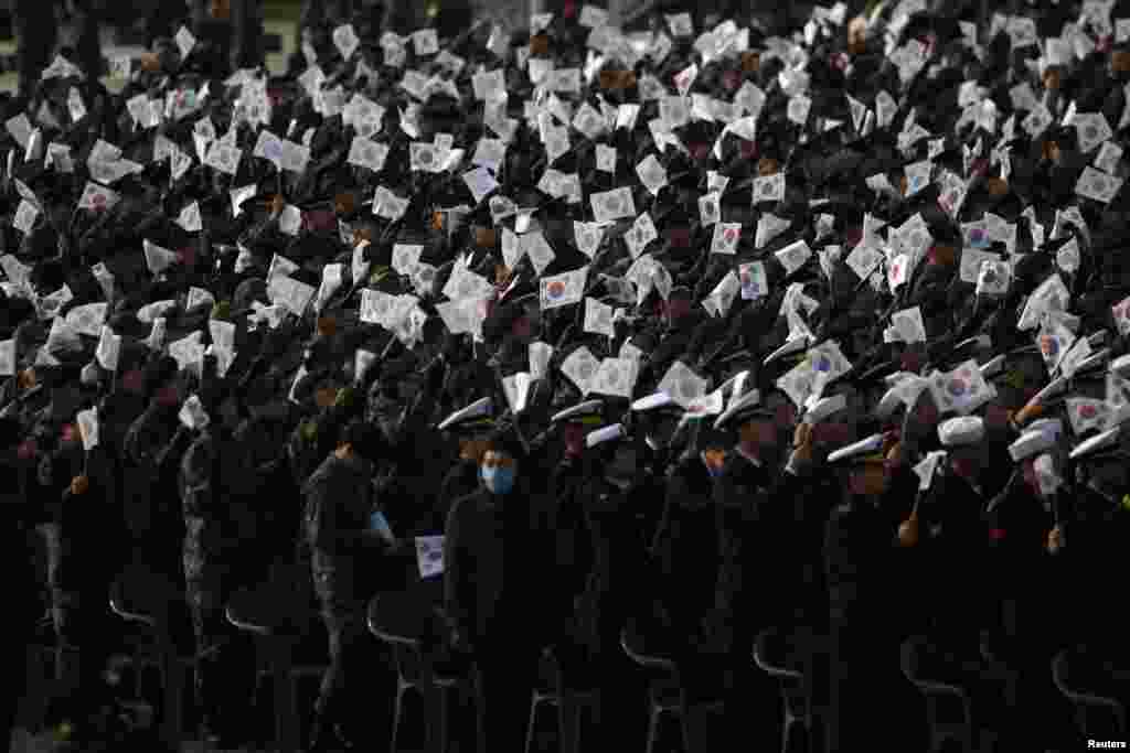 Binh sĩ Nam Triều Ti&ecirc;n vẫy cờ trong l&uacute;c dự lễ kỷ niệm.