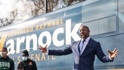 Mchungaji Raphael Warnock akiongea na wafuasi wake Januari 5, 2021 in Marietta, Georgia.