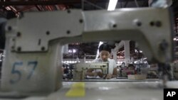 ရန်ကုန်က အထည်ချုပ်စက်ရုံ တရုံတွင်း အထည်ချုပ် အလုပ်သမားတွေ အလုပ်လုပ်နေကြစဉ်။ ( ဧပြီ ၂၁၊ ၂၀၁၂)