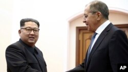 Ким Чен Ын и Сергей Лавров пожимают друг другу руки во время встречи в Пхеньяне, Северная Корея, в четверг, 31 мая 2018