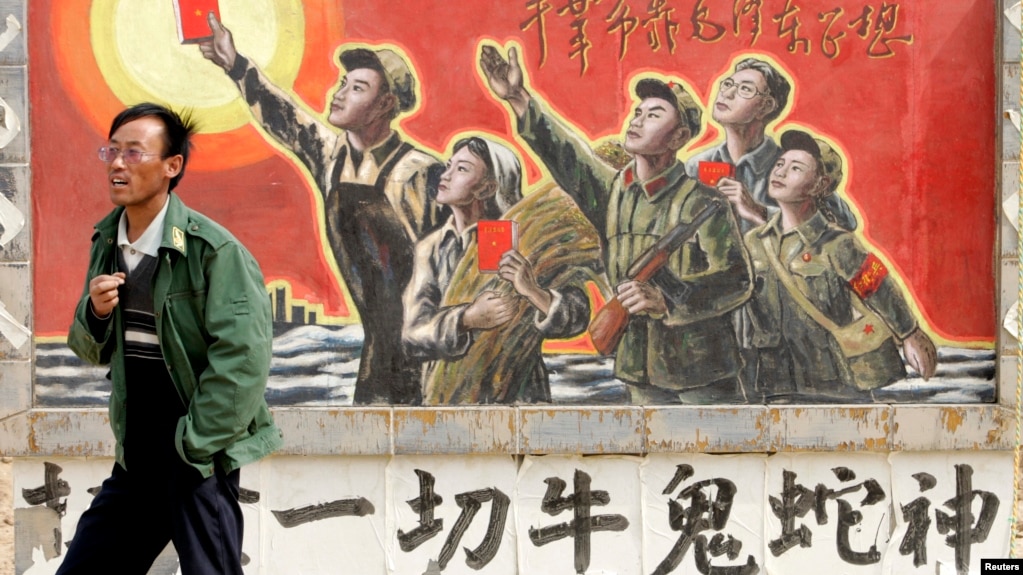 资料照：一名男子走过宁夏银川街头郊区的一处描写中国文革的宣传画。（2007年4月25日）(photo:VOA)