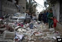 Palestinians witness the impact of Israeli air strikes in Rafah, Gaza Strip, Friday, February 9, 2024. (Photo: AP)