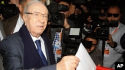 Presidential candidate and Nidaa Tounes party leader Beji Caid Essebsi casts his vote, during the first round of the Tunisian presidential election, in Soukra, Tunisia, Nov. 23, 2014.