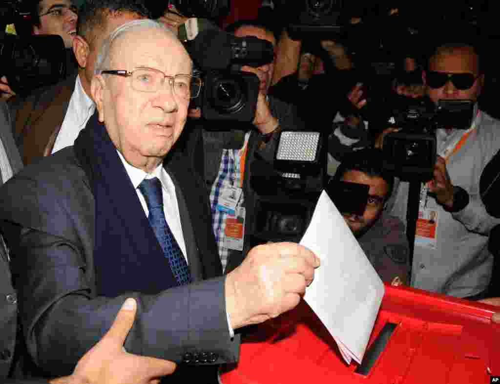 Presidential candidate and Nidaa Tounes party leader Beji Caid Essebsi casts his vote during the first round of the Tunisian presidential election, in Soukra, Tunisia, Nov. 23, 2014.