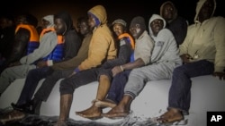 Des migrants africains sur une embarcation au large de la Libye, 5 mars 2017.