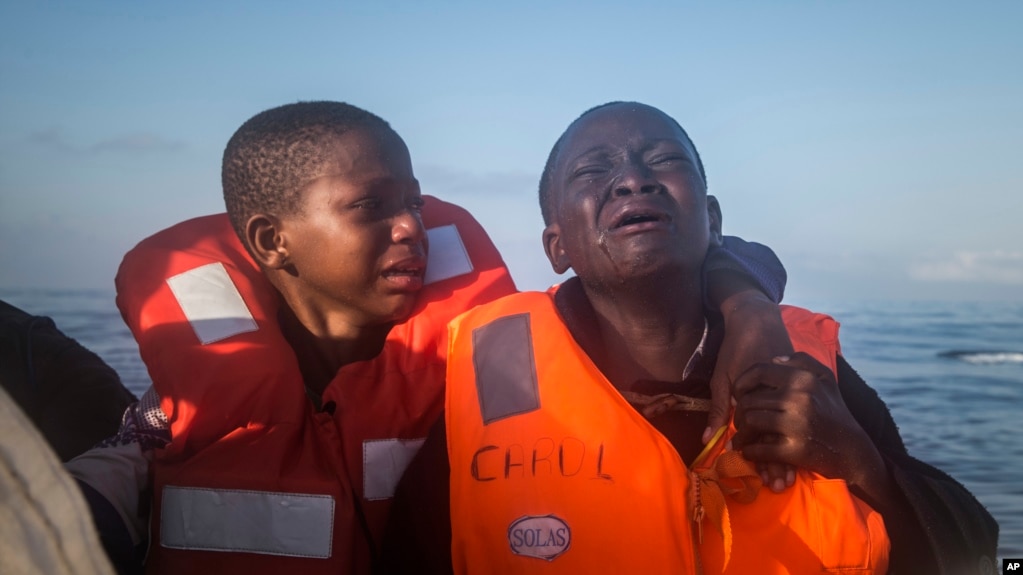 La photographie prise par Santi Palacios a remporté un prix lors de la compétition annuelle du World Press Photo, avec cette scène prise le 28 juillet 2016 près de la Lybie. 