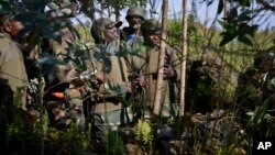 10月27日刚果政府军将领在基布姆巴山附近讨论进攻战略