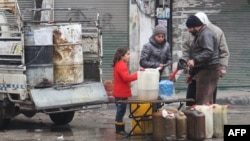 30일 시리아 북서부 이들리브 시내에서 주민들이 기름을 구매하고 있다.