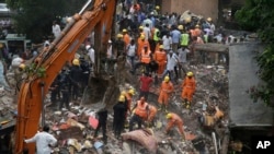 Đội cứu hộ tìm kiếm người bị kẹt trong vụ tòa nhà 5 tầng bị sập ở Ghatkopar, Mumbai, Ấn Độ, ngày 25/7/2017.