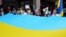 Лісабон. Посольство Росії<br />
<br />
Організатори кажуть, люди зібрались щоб привернути увагу до загрози, яку російський імперіалізм несе цивілізованому світу.