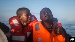 La photographie prise par Santi Palacios a remporté un prix lors de la compétition annuelle du World Press Photo, avec cette scène prise le 28 juillet 2016 près de la Lybie. 