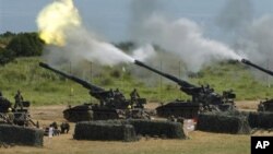 Piezas de artillería durante ejercicios militares en Hsinchu, Taiwán en julio de 2012.