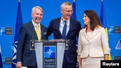Menlu Swedia Ann Linde (kanan) dan Menlu Finlandia Pekka Haavisto berfoto dengan Sekjen NATO Jens Stoltenberg saat mereka menandatangani protokol aksesi negara mereka di markas NATO di Brussels, Belgia 5 Juli 2022 lalu.