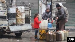 Venta de combustible en la ciudad de Idlib tras la entrada en vigencia del cese el fuego en Siria.