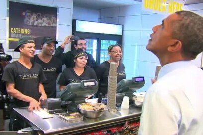 Obama sale de la Casa Blanca en busca de almuerzo