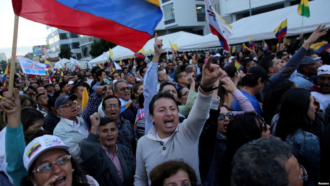 Partidarios del candidato presidencial Guillermo Lasso protestan después de que el consejo electoral del país dijera que Lenin Moreno ganó las elecciones presidenciales del domingo, en una calle de Quito, Ecuador, 4 de abril de 2017.