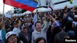 Partidarios del candidato presidencial Guillermo Lasso protestan después de que el consejo electoral del país dijera que Lenin Moreno ganó las elecciones presidenciales del domingo, en una calle de Quito, Ecuador, 4 de abril de 2017.