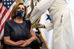 La presidenta de la Cámara de Representantes, Nancy Pelosi, demócrata por California, recibe la vacuna de Pfizer-BioNTech contra el COVID-19, el viernes 18 de diciembre de 2020.