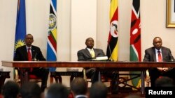 Marais watatu wa Afrika mashariki Uhuru Kenyatta wa Kenya, Yoweri Museveni wa Uganda na Paul Kagame wa Rwanda huko Kampala, Juni 25, 2013.