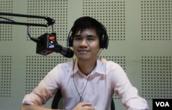 In Vichet, CEO of Khmerload.com website and Cambodia leading online shopping Little Fashion at VOA Studio, in Phnom Penh on March 15, 2017. (Hean Socheata/VOA Khmer)