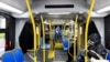 Para pelaju menjaga jarak aman di bus kota New York di tengah pandemi virus corona, di Kota New York, 22 April 2020. 
