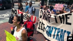 En esta foto del 11 de julio de 2018, estudiantes y activistas comunitarios protestan en la Universidad Northeastern, en Boston exigiendo que la escuela cancele un millonario contrato de investigación con la unidad policial de la agencia de control de aduanas e inmigración, ICE.